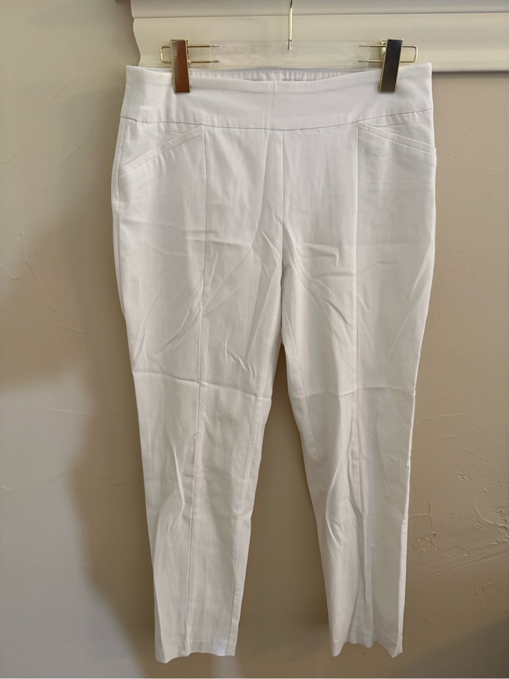 Chico's SO SLIMMING White Pull On Ankle Pants (Size 1)
